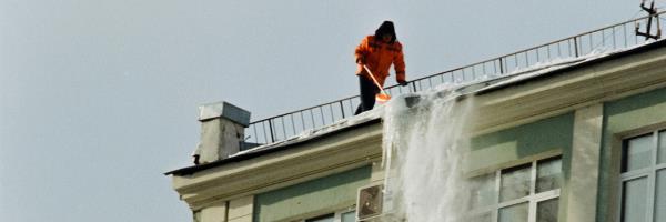 16 человек погибли от сосулек и наледи, 93 травмированы за зиму: почему системы антиобледенения кровель необходимы